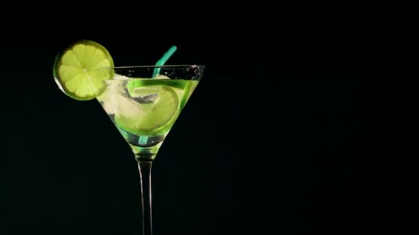 Cocktail rotante con lime e ghiaccio
 - Filmati, video