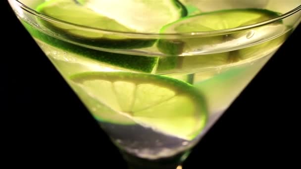Pyörivä cocktail limetillä ja jäällä. Makro näkymä
 - Materiaali, video
