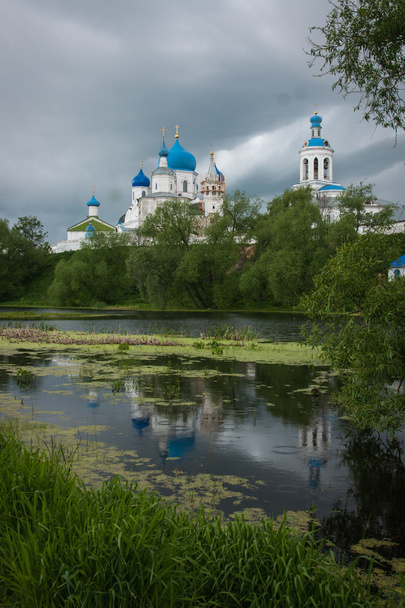 White church with blue domes - Φωτογραφία, εικόνα