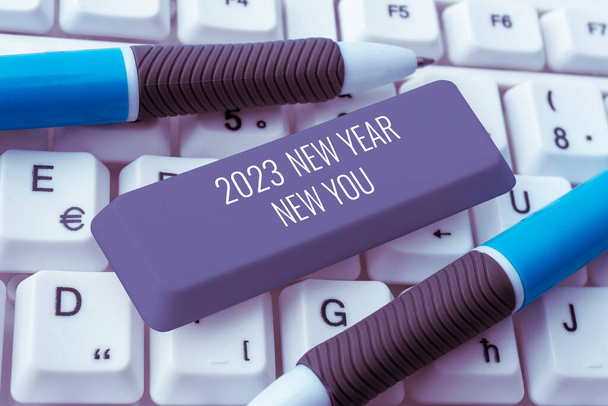 Escrevendo exibindo texto 2023 Ano Novo Novo Você, visão geral do negócio em janeiro Mudando de personalidade para uma pessoa melhor - Foto, Imagem