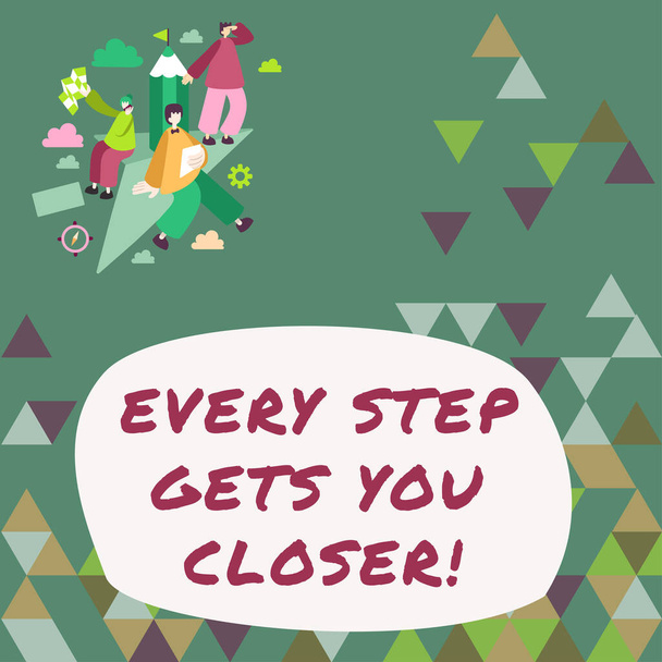 Znak tekstowy pokazujący każdy krok staje się coraz bliżej, Słowo Napisane na Keep moving to achieve your goals - Zdjęcie, obraz