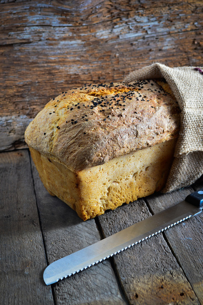 čerstvý chléb a pšenice na dřevě - Fotografie, Obrázek