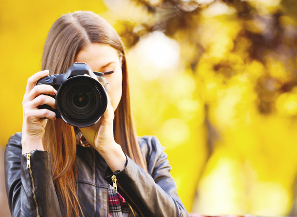 Nuori valokuvaaja ottaa kuvia ulkona
 - Valokuva, kuva