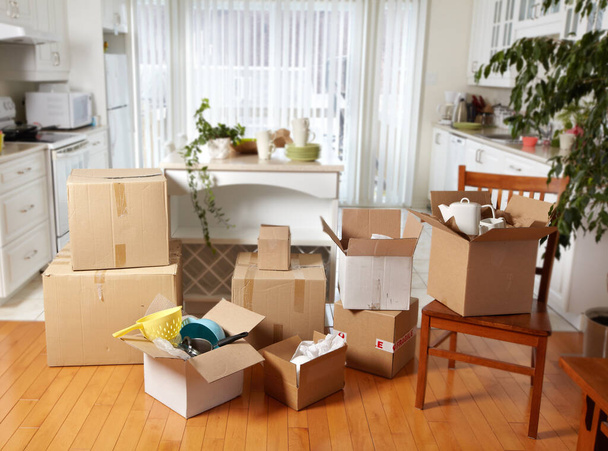 Cardboard packing cases in a house move - Foto, Imagen