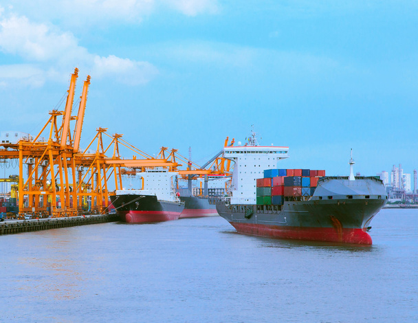 Buque comercial con contenedor en puerto de envío para exportación de importación
 - Foto, imagen