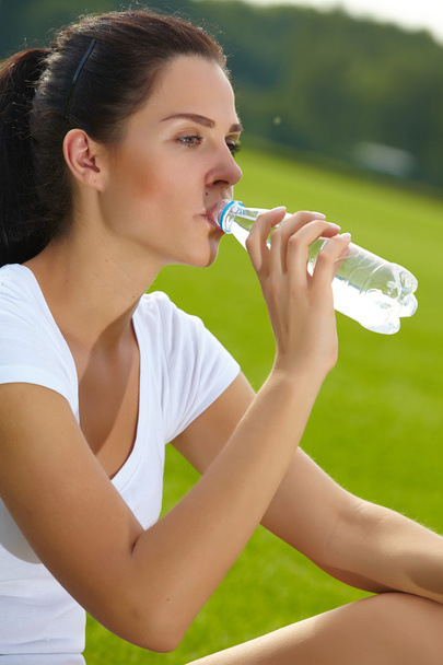 Mujer beber agua de la botella
 - Foto, Imagen