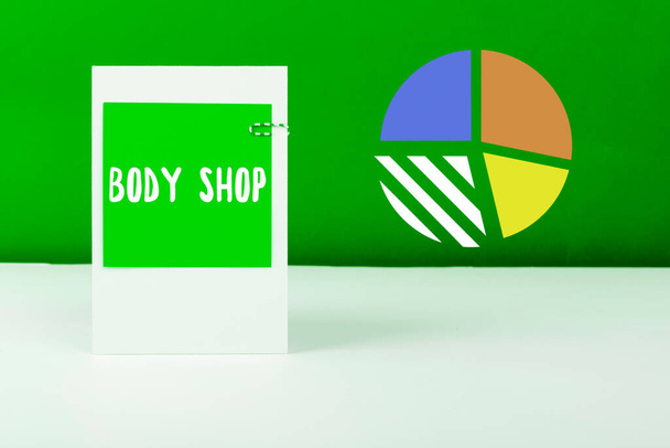 Conceptual caption Body Shop, Business megközelítés egy boltba, ahol autóipari karosszériák készülnek vagy javításra kerülnek - Fotó, kép