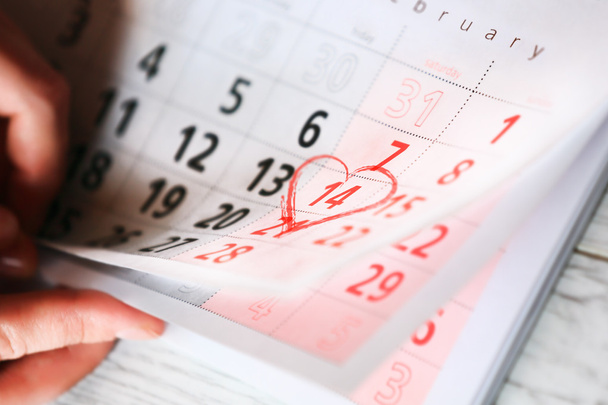 La hoja del calendario mural con la marca roja del corazón el 14 de febrero - el día de San Valentín
 - Foto, Imagen