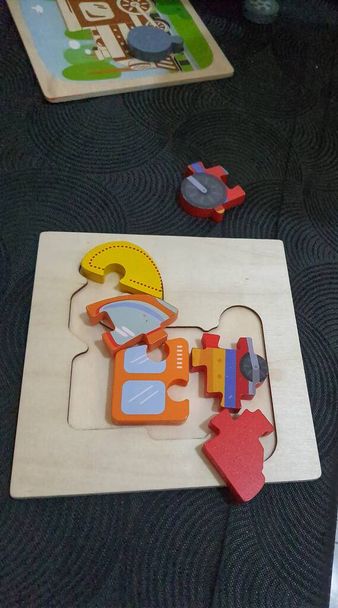 Kinderspielzeug, ein Puzzle aus Holz mit verschiedenen Transportmitteln. - Foto, Bild