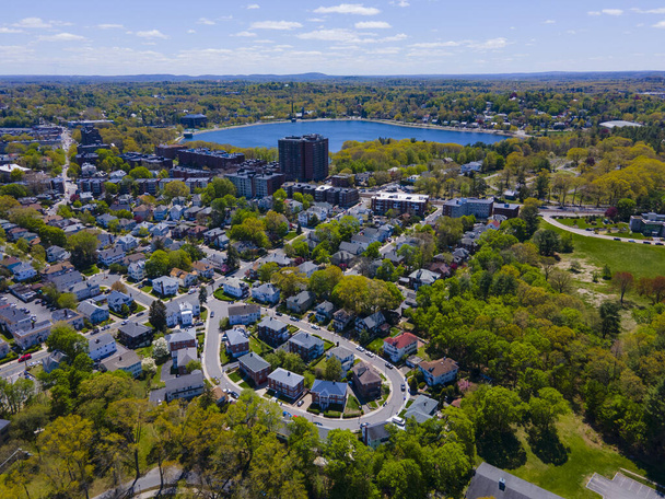 Brighton ιστορική κατοικημένη περιοχή και Chandler Pond εναέρια άποψη την άνοιξη, πόλη της Βοστώνης, Μασαχουσέτη MA, ΗΠΑ.  - Φωτογραφία, εικόνα