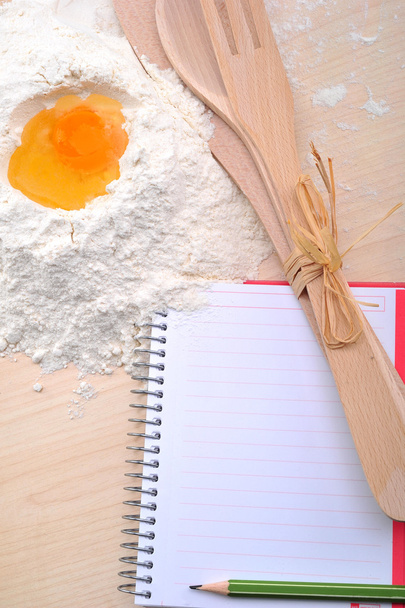 空白のレシピ本と卵、小麦粉 - 写真・画像