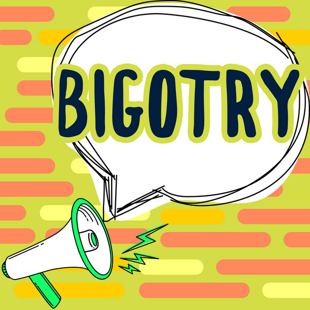 自分の意見や偏見に対する頑固で不寛容な献身について書かれたBigotry 、 Wordを表示するサイン - 写真・画像