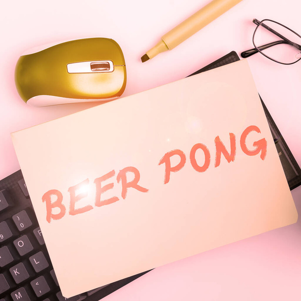 Ispirazione mostrando segno Birra Pong, Business concept un gioco con un set di tazze contenenti birra e rimbalzare o lanciare una palla da ping-pong - Foto, immagini
