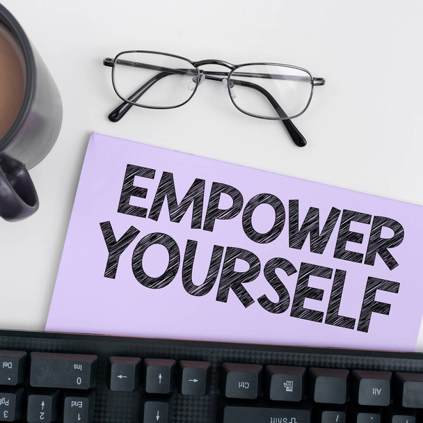 Scrivere il testo Empower Yourself, vetrina aziendale che prende il controllo degli obiettivi di vita scelte positive - Foto, immagini