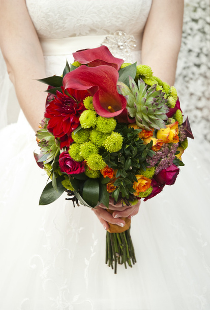 Όμορφο γαμήλιο μπουκέτο στα χέρια της νύφης - Φωτογραφία, εικόνα