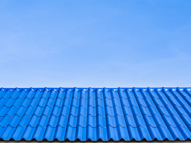 Μια κορυφή στεγών με μπλε χειροποίητα πλακάκια - Φωτογραφία, εικόνα