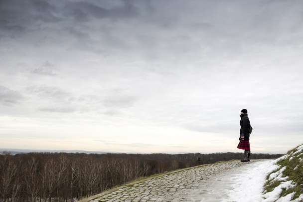 junge Frau allein auf einem Hügel - Foto, Bild