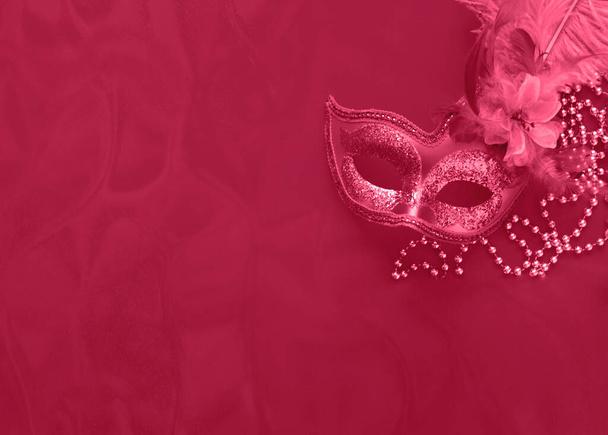 Карнавальная маска в оттенках пурпурного с блестками. Концепция Марди Гра или новогоднее оформление. Концепция праздничного фона или дизайна. - Фото, изображение