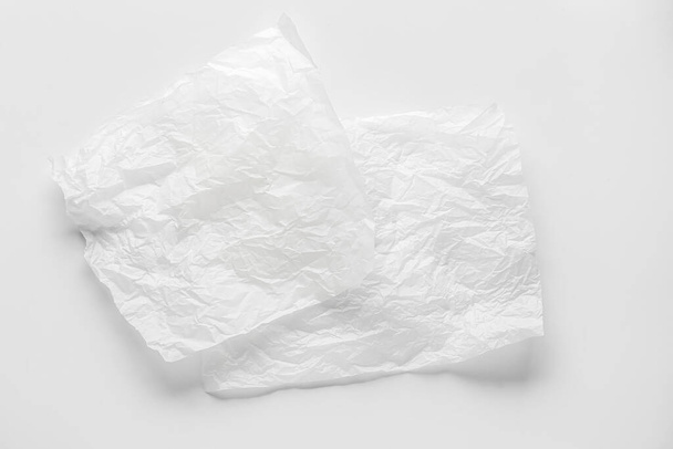 Hojas de papel para hornear sobre fondo blanco - Foto, imagen