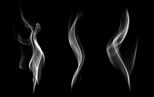 Fumée abstraite isolée sur fond noir
. - Photo, image