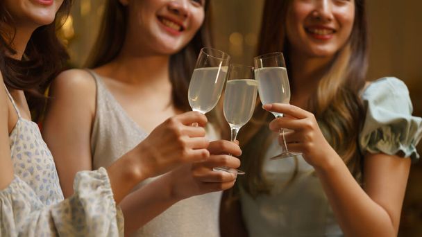 Nový rok oslavy koncept, mladá krásná skupina cinkání šampaňské na oslavu na párty. - Fotografie, Obrázek