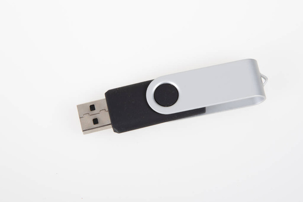 černá revolving usb klíč flash disk napodobit pro reklamní značku na bílém pozadí - Fotografie, Obrázek