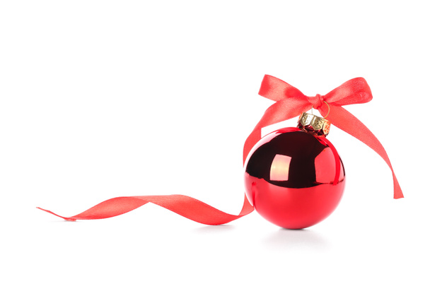 Красный рождественский мяч с луком на белом фоне - Фото, изображение