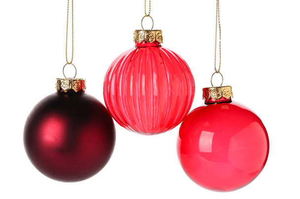 Mooie kerstballen opknoping op witte achtergrond - Foto, afbeelding