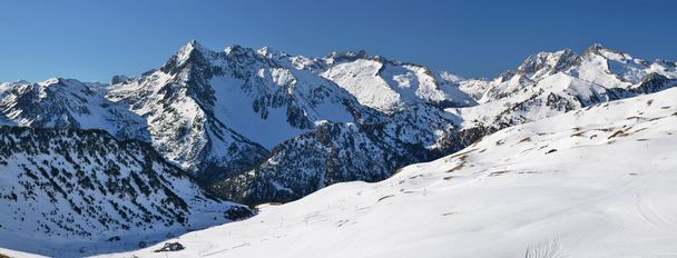 Od sjezdovek svatého Larry Soulan lyžařského střediska na Neouvielle massi - Fotografie, Obrázek