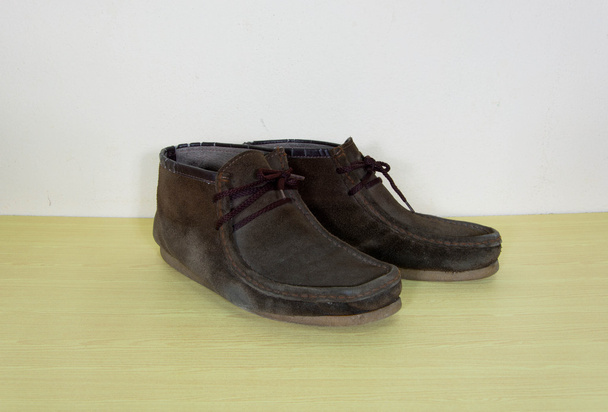 Zátiší s boty na dřevěný stůl grunge pozadí - Fotografie, Obrázek