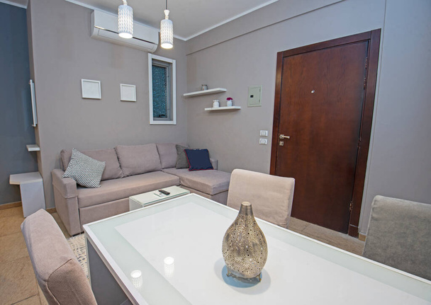 Salon salon dans un appartement de luxe montrer la maison montrant décoration intérieure ameublement avec salle à manger ouverte - Photo, image