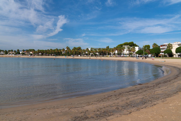 Пляж Кембрилс Испания Platja de la La Costa Dorada один из красивейших песчаных пляжей в этом испанском прибрежном городке - Фото, изображение