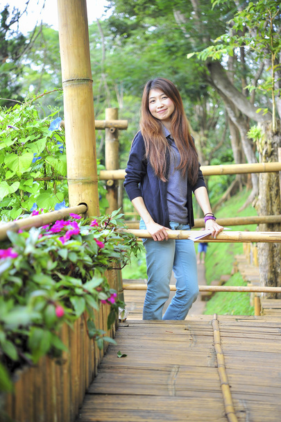 Portret Azië jonge vrouw gelukkig en glimlach op Doi tung Tuin, Dh - Foto, afbeelding