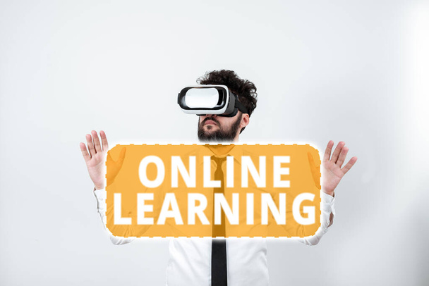 Testi calligrafi Online Learning, Business overview Larning con l'assistenza di Internet e di un computer - Foto, immagini