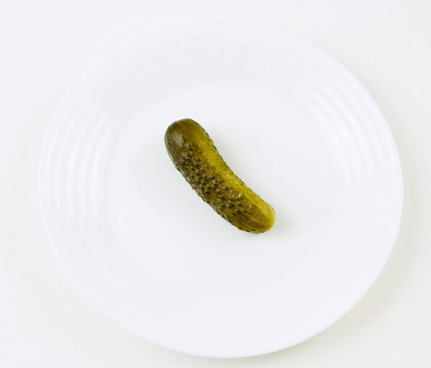 αγγούρι τουρσί σε πιάτο - Φωτογραφία, εικόνα