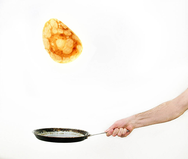 virar uma panqueca em um pa de fritura - Foto, Imagem