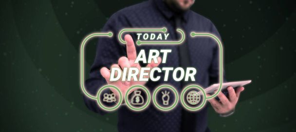 Вдохновение, показывающее знак Арт-директор, бизнес-концепция, отвечающая за контроль художественных аспектов фильма - Фото, изображение