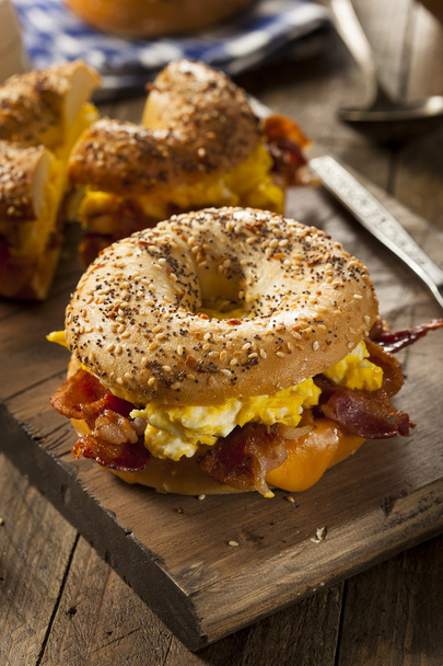 Hearty Breakfast Sandwich on a Bagel - Valokuva, kuva