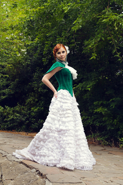 Женщина, как принцесса в винтажном платье в сказочном парке
 - Фото, изображение