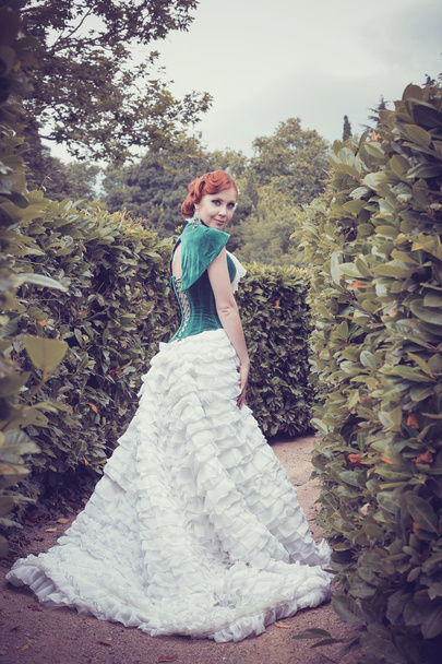 Una mujer como una princesa en un vestido vintage en un parque de hadas
 - Foto, Imagen