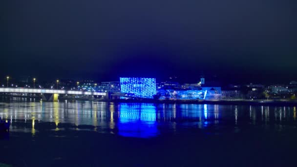 Linz Urfahr paisaje urbano por la noche con Ars Electronica centro. Imágenes de alta calidad 4k - Metraje, vídeo