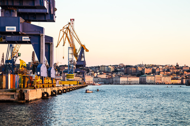 Triesten sataman nosturit
 - Valokuva, kuva