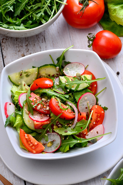 Свежий овощной салат - Фото, изображение