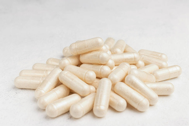 Witte medicijncapsules, vitaminepillen of geneesmiddelen, medicatiebehandeling, gezondheidszorgconcept. - Foto, afbeelding