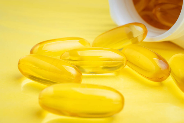 Cápsulas amarelas de ômega-3, ácido graxo, pílulas de suplemento nutricional. - Foto, Imagem