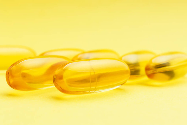 Žluté tobolky omega-3, mastná kyselina, nutriční doplňky pilulky. - Fotografie, Obrázek