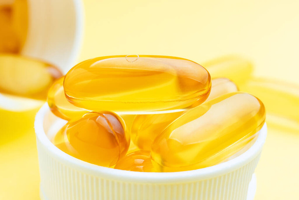 Cápsulas amarillas de omega-3, ácido graso, suplementos nutricionales. - Foto, imagen