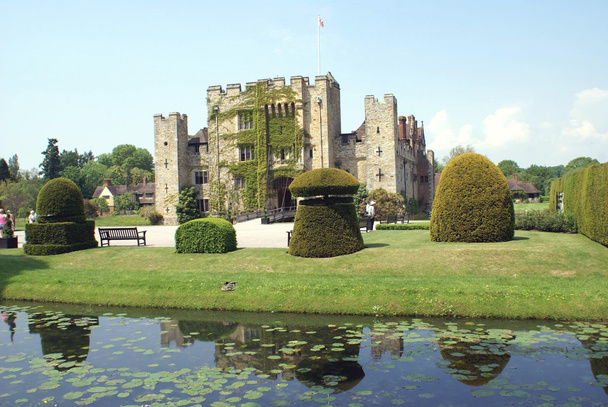Замок и сад на берегу реки. Замок Хевер, Кент, Англия
 - Фото, изображение