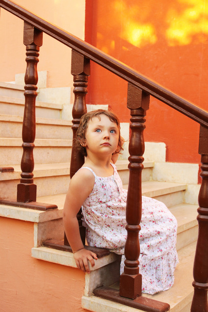 Fille assise dans les escaliers - Photo, image