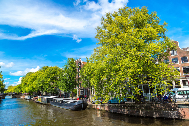 Типових амстердамських каналів і човни - Фото, зображення